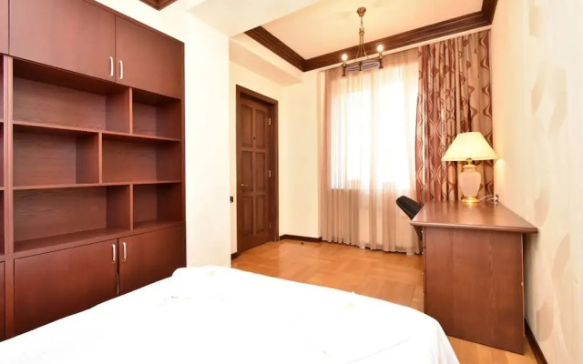 North Ave. apartment by Luxe Group HH777