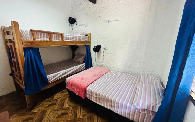 Blue Coast Hostal - Hostel
