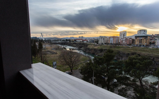 LINA - PG, Riverside Apartment