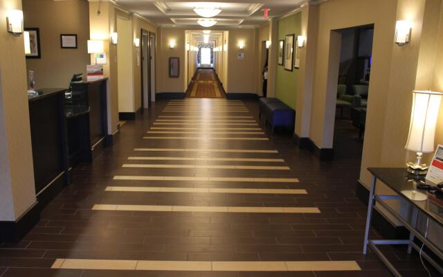 Holiday Inn Express & Suites Starkville by IHG