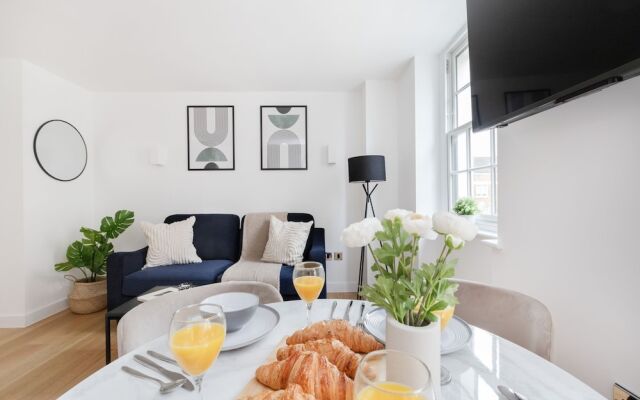 Modern 1BR with Balcony by Soho