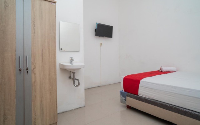 RedDoorz near RS Mitra Keluarga Waru