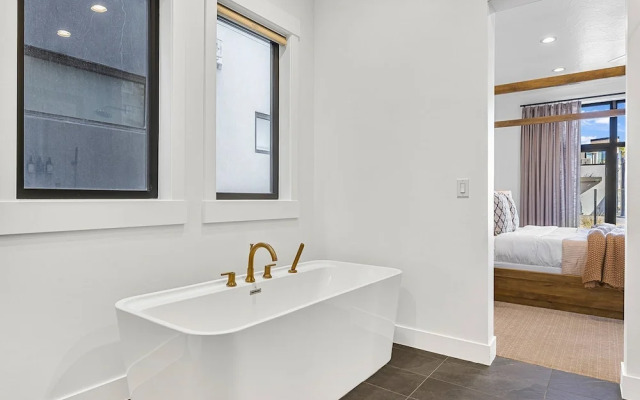 Sunny Days 7 Bedroom Home