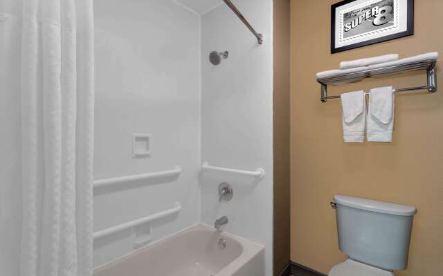 Отель Super 8 by Wyndham South Holland