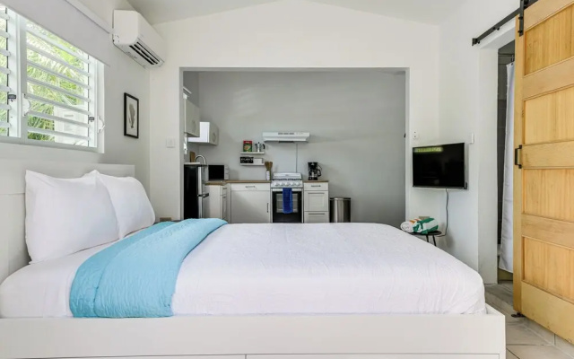 Hillside Vieques Casita w/ Pool & Hot Tub Access!
