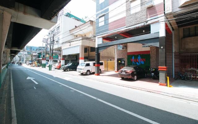 RedDoorz @ Walk Inn Hotel