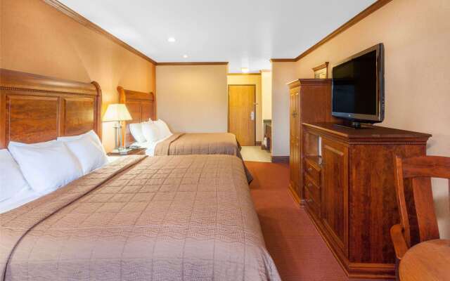 Ramada by Wyndham Mackinaw City Waterfront