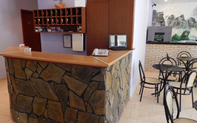 Petania Hotel & Apartments