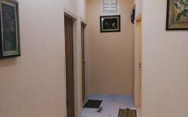 Oyo 90825 Three Star Stays