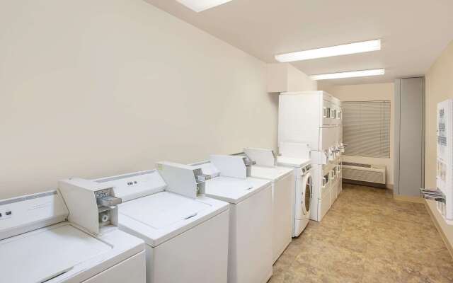 WoodSpring Suites Jacksonville Beach Blvd