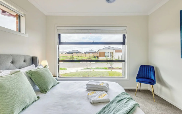 StayAU Charming 4BR Retreat Wyndham Vale