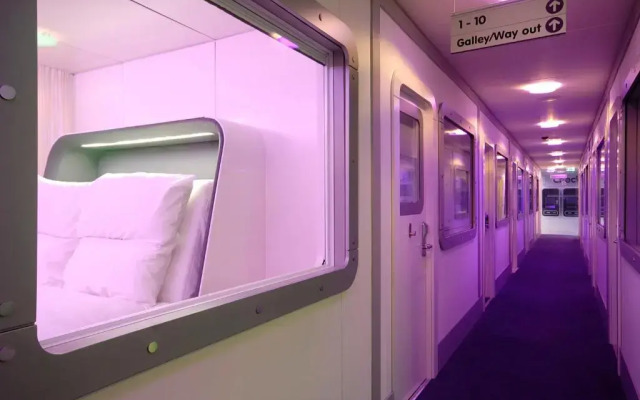 YOTELAIR Amsterdam Schiphol - Transit Hotel