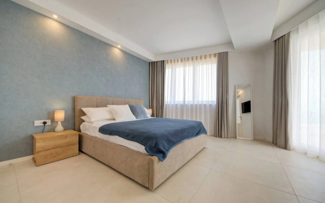 Luxury Penthouse With Private Pool and sea Views, Sleeps 6