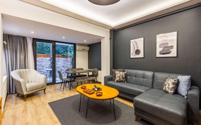 Missafir Distinguished Flat With Backyard in Sisli