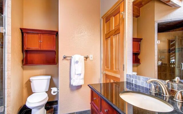 Snowshoe  4 Bedroom Home by RedAwning