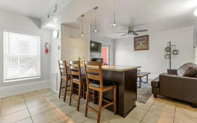 Elegant 4BR Condo in Downtown