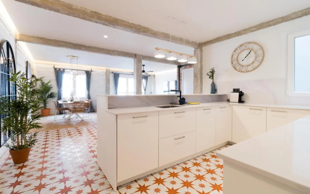 Amplio y moderno apartamento con tarima refrescante by Staynnapartments