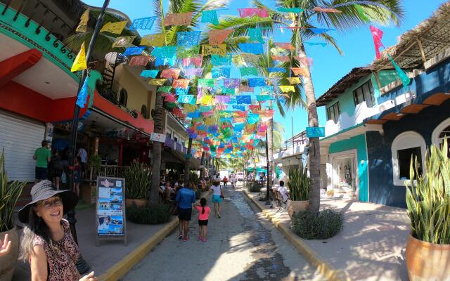 Casa Lotería -Pueblito Sayulita- Colorful, Family and Relax Experience with Private Parking and Pool