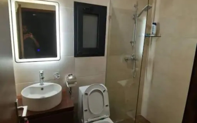 Modern 2-bedroom unit with pool and beach access