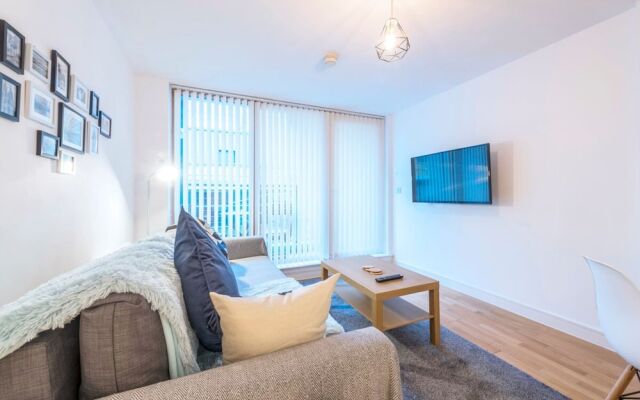 Modern Apartment in City Centre With Balcony