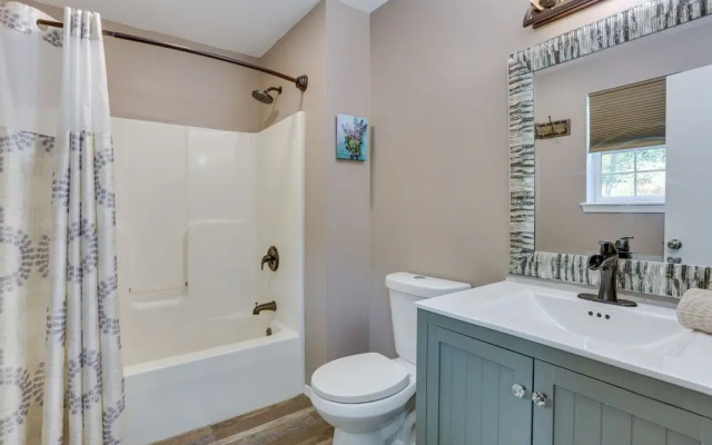 Hot Tub & Pool Access: Year-round Pocono Retreat!