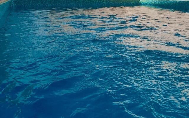 2 suítes c/ Ar, Piscina, Churrasqueira, 500mt Mar