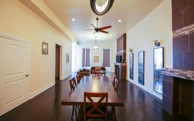 Downtown Spacious Suites by Hosteeva
