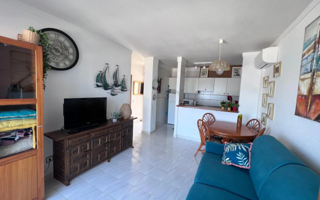 Bonito apartamento con vistas al mar y piscina