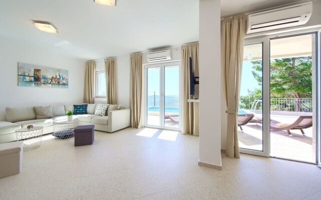 Modern Villa in Cres With Pool