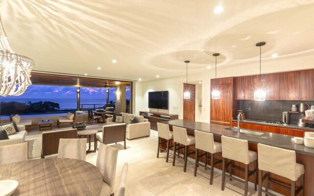 Sunny Vacation Condo 4