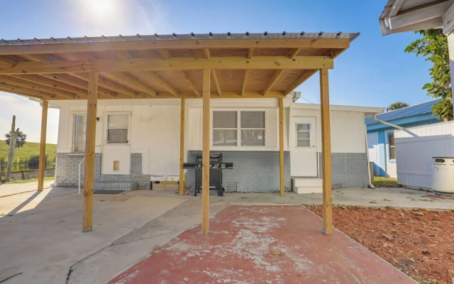 Sun-soaked Okeechobee Retreat w/ Canal Views!