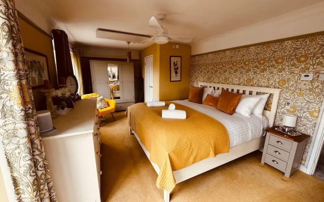 Luxury Adult-only 2-bedroom Bungalow With Hot Tub