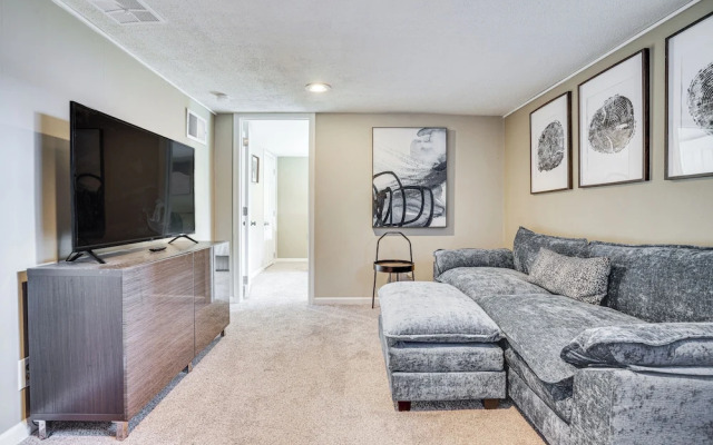 Walk to Beach + Lake Nokomis: Minneapolis Home!