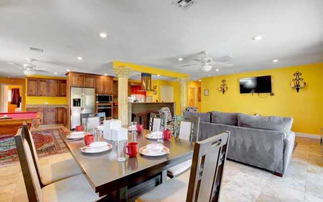Las Vegas Elegance! Pool Table & Sparkling Pool! 3 Bedroom Home by RedAwning