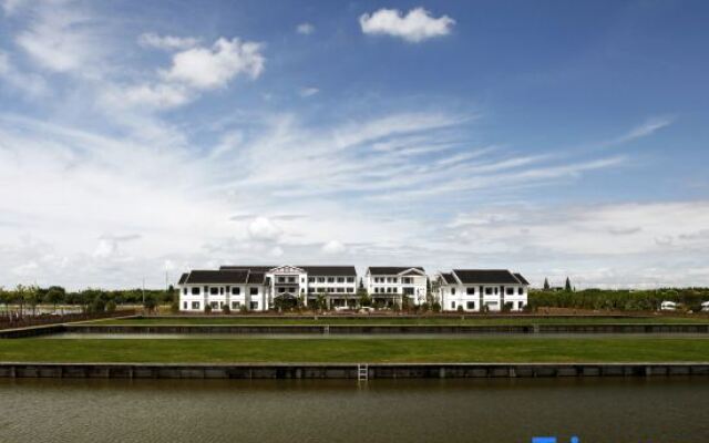Mingzhu Lake Swan Garden Resort