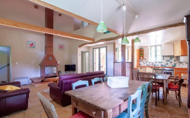 Idyllic Holiday Home in Dégagnac with Jacuzzi Near River