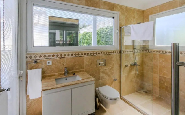 Ketchy Villa , Sleeps 14 , Infinity pool , Wifi , Sunset