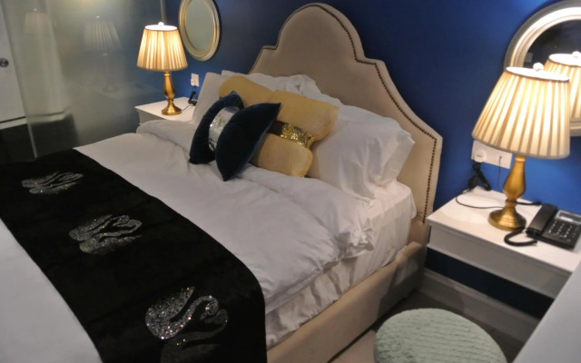 1 Day Car Hotel Station 18