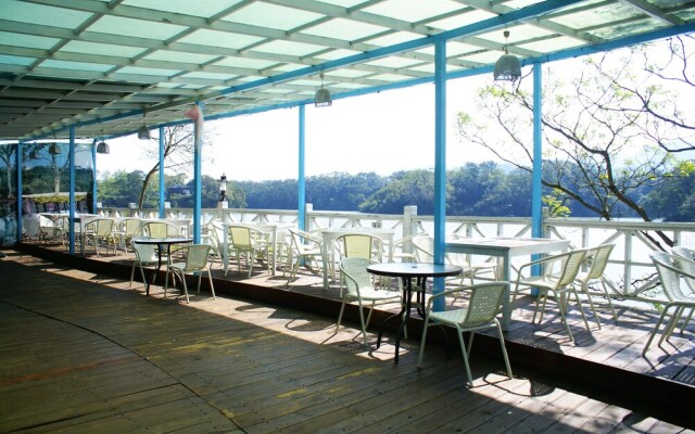 Young Lake Resort