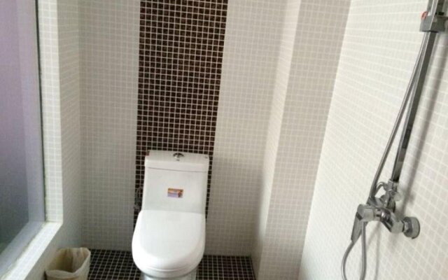 Qujing Ruixin Business Hotel