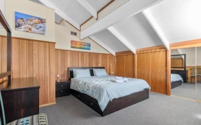 Black Dolphin Waterfront Townhouse - Bay Views
