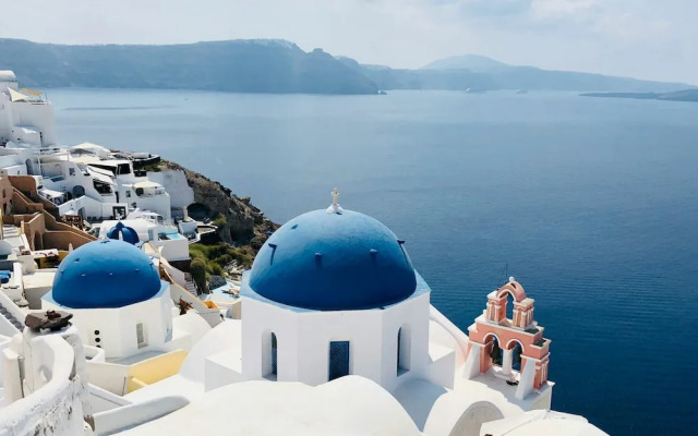 Santorini Rooftop Hot Tub Suite w Panoramic Views