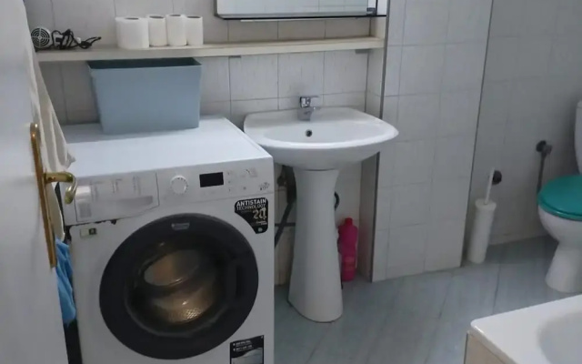 Center Apartment-sleeps5-balcony-live Neighborhood
