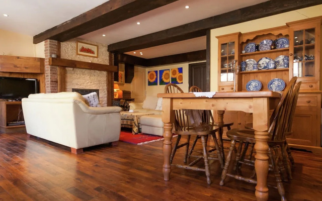 Elegant House With Heated Pool and Sauna