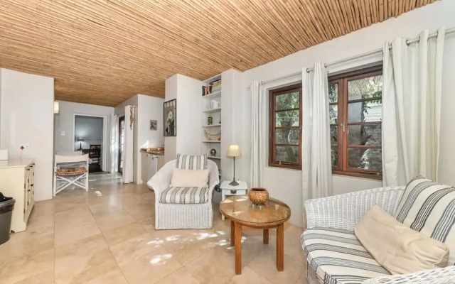 Tropical 1BD Hideaway Near Queens Beach, Fresnaye!
