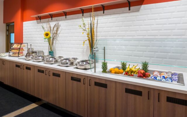 Holiday Inn Kansas City Airport by IHG