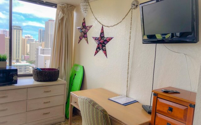 Bright & Breezy Waikiki Studio