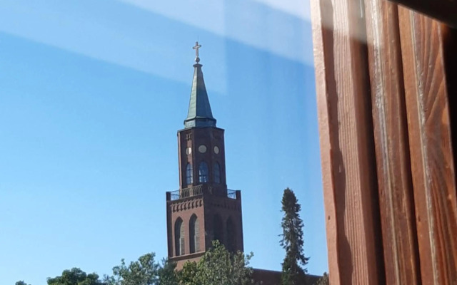 Keskustan kaksio parvekkeella, ilmastoitu.