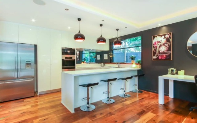Spacious 2 Bedroom Apartment in Ascot With Large Private Garden