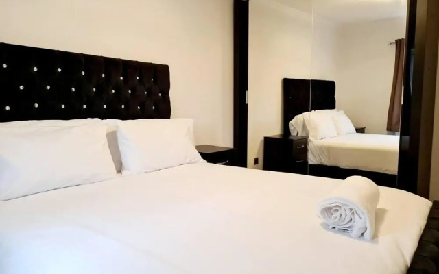 Modern & Spacious - Walk to London Excel- Parking